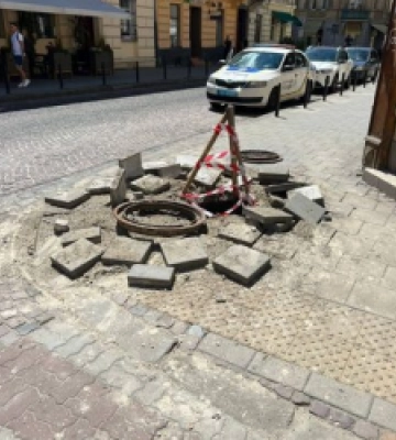На вулиці Пекарській у Львові зірвало два люки &quot;Укртелекому&quot; — ЛМР