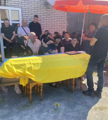 Загинув під час евакуації пораненого побратима: на Волині попрощалися із загиблим Героєм Володимиром Зберуном