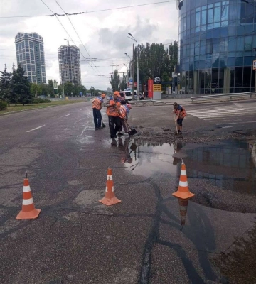 Дніпро накрила сильна злива: вулиці міста затопило 