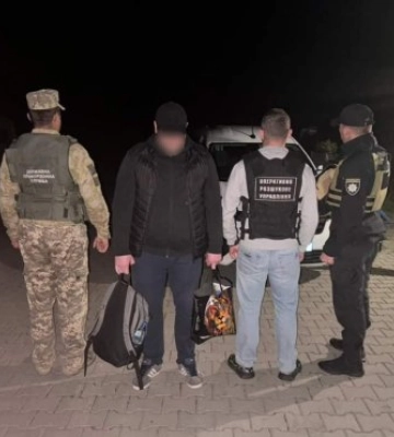 8000 доларів США – сплатив чоловік невідомим, сподіваючись на їх допомогу у незаконному переправленні його за кордон