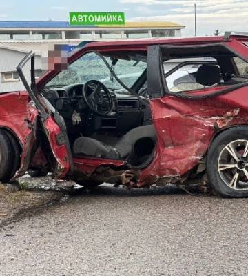 На Дніпропетровщині Hyundai на мокрій дорозі виїхав на зустрічну та врізався у ВАЗ: двоє людей постраждали