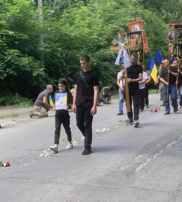 У Луцькій громаді камери спіймали вантажівку, яка вилила бетон на дорогу (ВІДЕО)