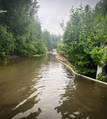 Спасатели откачивают воду из подтопленных домов на Киевщине после сильных дождей