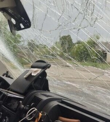 Бригада швидкої потрапила під ворожий обстріл на Харківщині: поранено троє цивільних, пошкоджено реанімобіль. ФОТОрепортаж