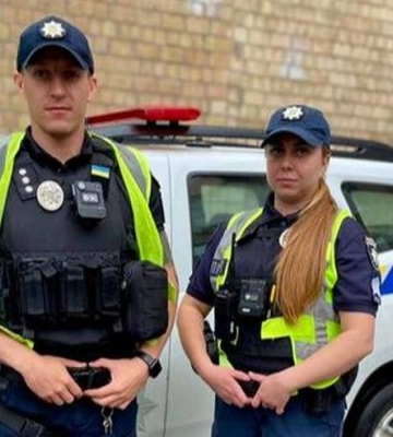 Київські патрульні врятували жінку, яка порізала собі вени