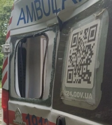 Бригада швидкої потрапила під ворожий обстріл на Харківщині: поранено троє цивільних, пошкоджено реанімобіль. ФОТОрепортаж