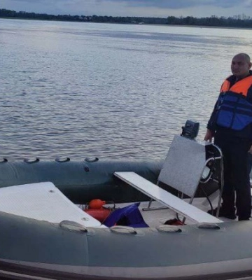 У Запоріжжі надзвичайники визволяли чоловіка, який тонув, і його рятівника