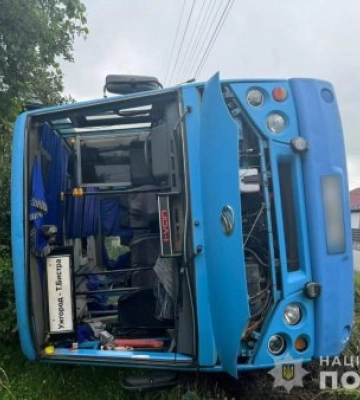 Поліція Перечина розслідує аварію, внаслідок якої травмувалися пасажири рейсового автобуса