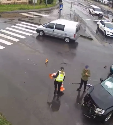 У Луцьку на перехресті чотирьох вулиць потрощилися легковики (відео)
