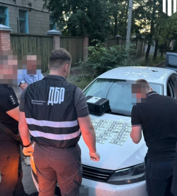 Сумському правоохоронцю, який хотів продати зброю, повідомили про підозру