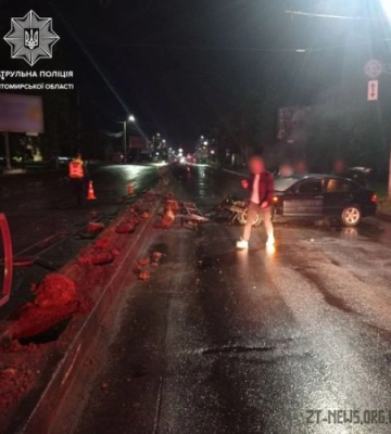 У Житомирі на Київській водій BMW влетів у дорожнє огородження