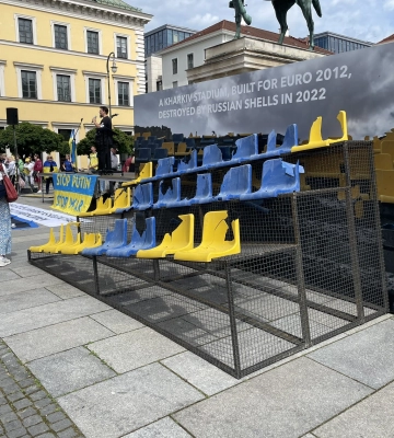 Перед игрой сборной Украины на Евро-2024. В Мюнхене установили трибуну стадиона из Харькова, которую обстреляла армия РФ — фото