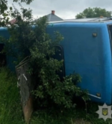 На Закарпатті постраждалим під час аварії рейсового автобуса надавали допомогу п&#039;ять бригад швидкої