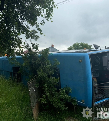 Поліція Перечина розслідує аварію, внаслідок якої травмувалися пасажири рейсового автобуса