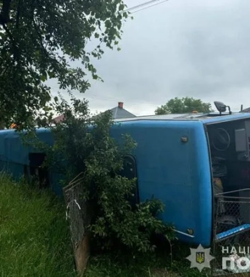 Автобус потрапив в аварію на Закарпатті: до медиків звернулось 11 пасажирів, у трьох значні травмовані