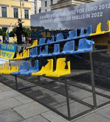 У Мюнхені перед матчем України на Євро-2024 встановили частину трибуни стадіону з Харкова, пошкодженої ракетами РФ