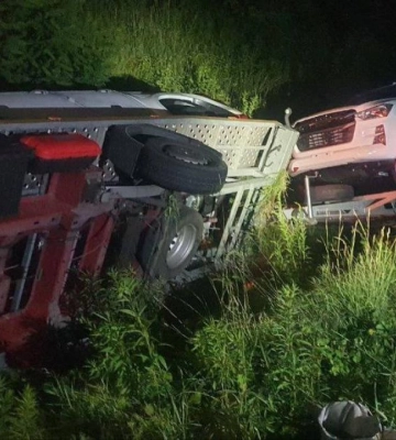Поблизу Рівного водій фури в'їхав у стовп