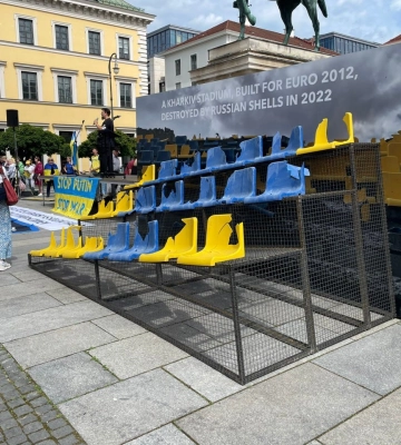 У Мюнхені перед матчем України на Євро-2024 встановили частину трибуни стадіону з Харкова, пошкодженої ракетами РФ