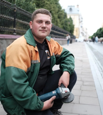 У Чернівцях на вулиці Кобилянської знищили російські написи вздовж тротуарів