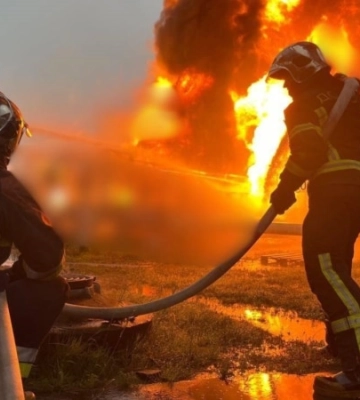 Наслідки обстрілу: у Київській області третю добу гасять пожежу на підприємстві