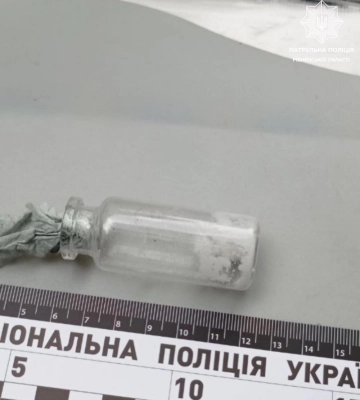 У Рівному у порушника громадського порядку виявили підозрілі речовини та шприци