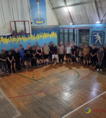 Замість зерна віз ухилянтів: прикордонники зупинили фуру з 41 порушником