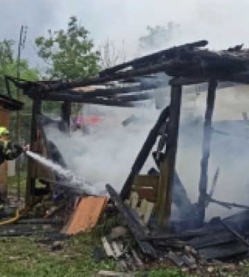 У Чумальові на Тячівщині горіла надвірна споруда