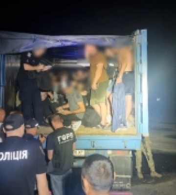 Ізмаїльські прикордонники перехопили на Одещині зерновоз із 41 ухилянтом