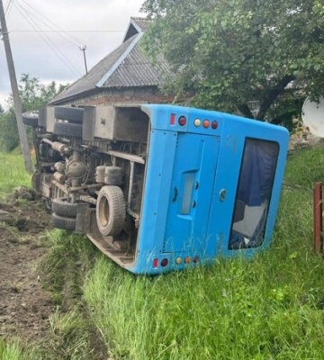 На Закарпатті автобус з людьми потрапив в аварію 