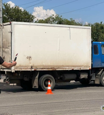 В Одесі дитина на велосипеді потрапила під вантажівку, - ФОТО