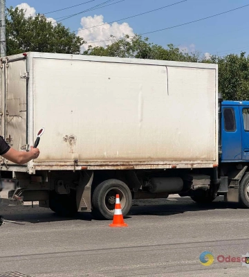 В Одеській області на проїзній частині виявили тіло 24-річного хлопця