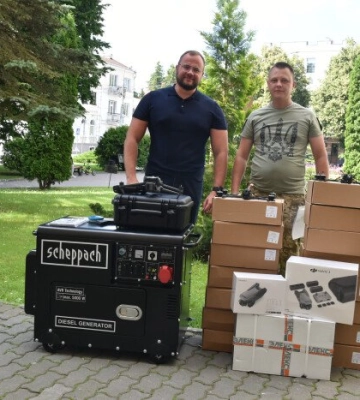 Квадрокоптери, безпілотники та станція РЕБ: нова допомога від Луцької громади поїхала на передову