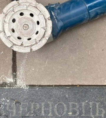 На вулиці Кобилянської  зашліфували з плитки написи російською мовою «Черновцы»