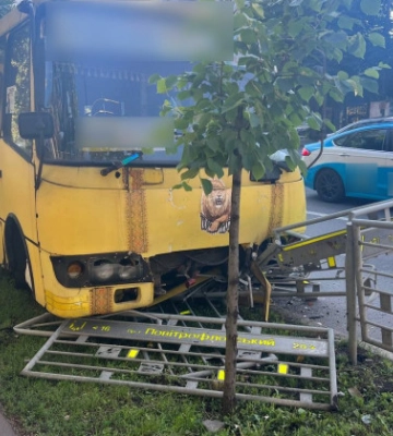У Києві маршрутка потрапила в ДТП, фото