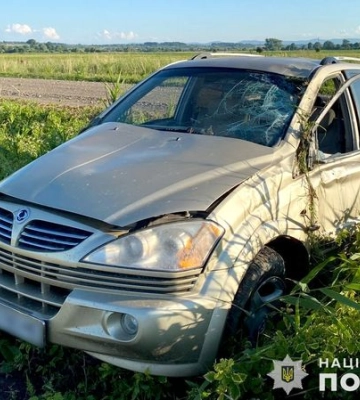 Водій не впорався з керуванням. На Львівщині перекинулася автівка