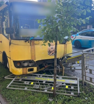 У Києві маршрутка потрапила в ДТП, фото