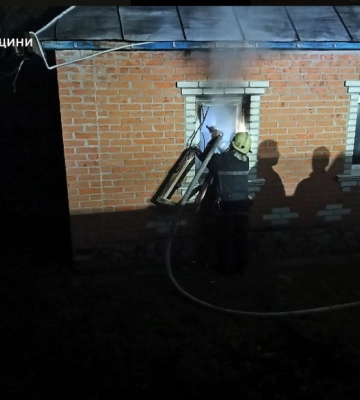 У Сумському районі вночі ліквідували пожежу в житловому будинку