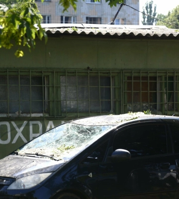 Ракетним ударом у Полтавському районі пошкоджено 12 будинків, дві школи та садочок. Зараз там прибирає армія комунальників