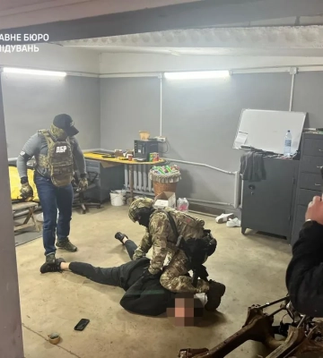 Син начальника Вінницького ТЦК за $20 тис. обіцяв ухилянтам &quot;пакет&quot; документів для виїзду за кордон, - ДБР. ВІДЕО+ФОТОрепортаж