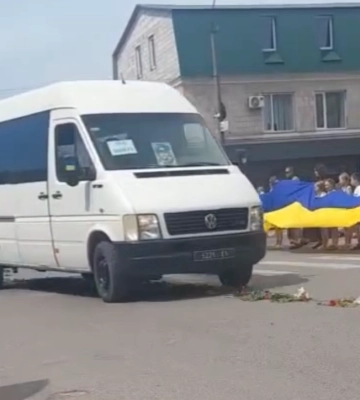 На щиті повертається воїн з Волині