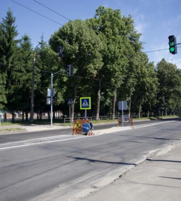 У Луцьку на Львівській встановили світлофор з «острівцем безпеки» 