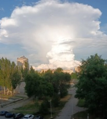 В небе над Запорожьем был замечен "ядерный гриб": синоптики объяснили необычное явление. Фото