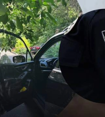 В Киеве произошла стрельба: неизвестный расстрелял автомобиль, в котором находились супруги