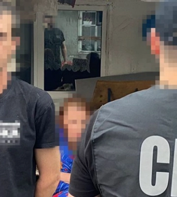 У Дніпрі поліцейські затримали хлопців, які підпалили автомобіль військовослужбовців