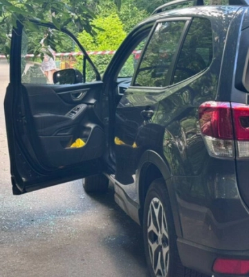 Вистрілив у чоловіка в авто та втік. У Києві поліцейські розшукують нападника
