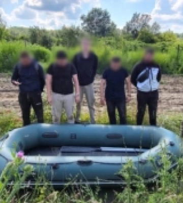П&#039;ятьох човнярів «збили з курсу» прикордонники на Закарпатті