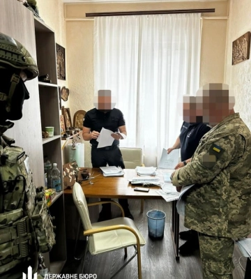 У Вінницькій області затримали сина начальника ТЦК, який обіцяв «допомогти» виїхати за кордон за $20 тисяч