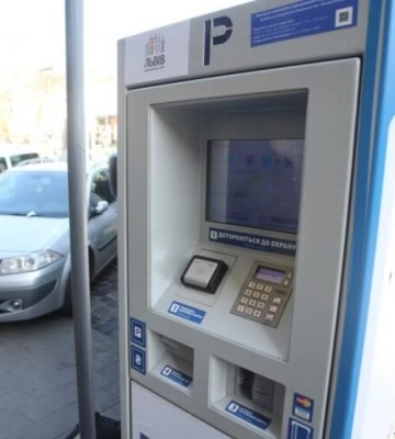 У Львові відновили роботу паркоматів на міських паркувальних майданчиках