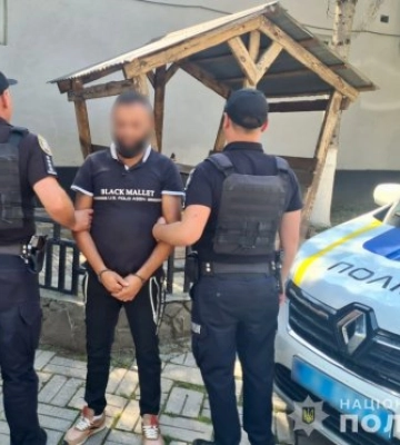 Поліцейські Іршави затримали зловмисника, який скоїв серію крадіжок із помешкання закарпатки та розшукали викрадені речі