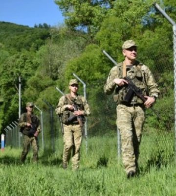 На Закарпатті справи трьох переправників, передано до суду, ще одного взято під варту